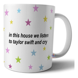 757098-MLA69606467938_052023,Taza Cerámica Taylor Swift En Esta Casa Escuchamos Lloramos