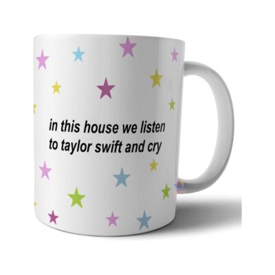 757098-MLA69606467938_052023,Taza Cerámica Taylor Swift En Esta Casa Escuchamos Lloramos